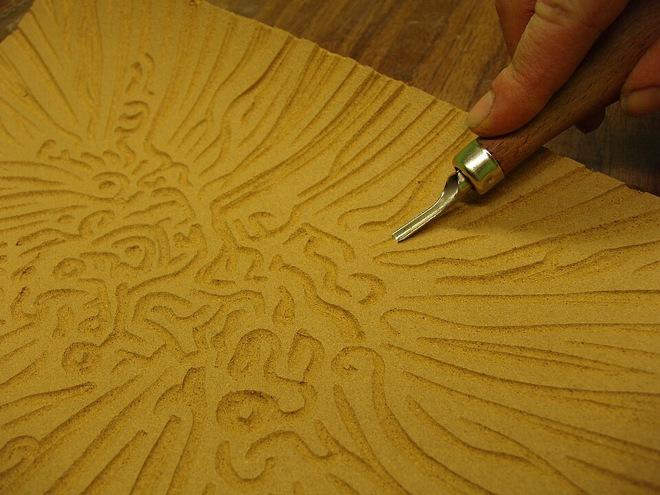 Making a linocut. Kose Art School.